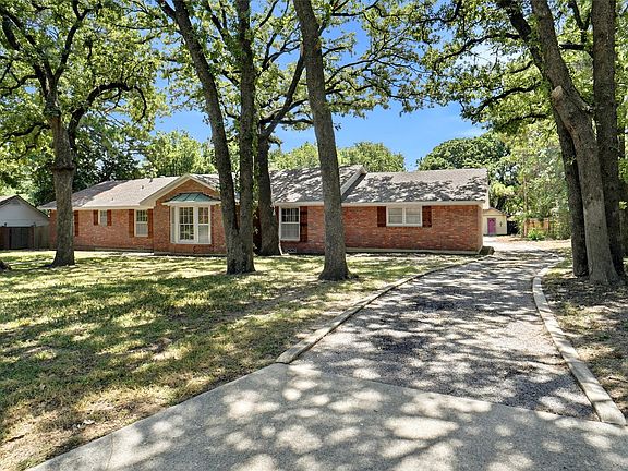 3rd image of 900 Liveoak St