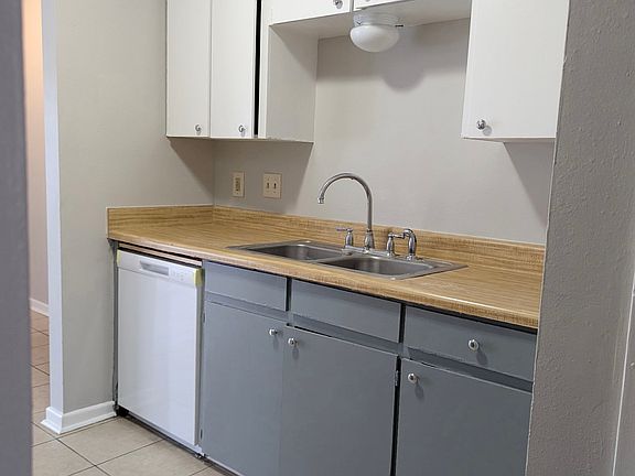 2nd image of 411 Vieux Orleans Cir APT D