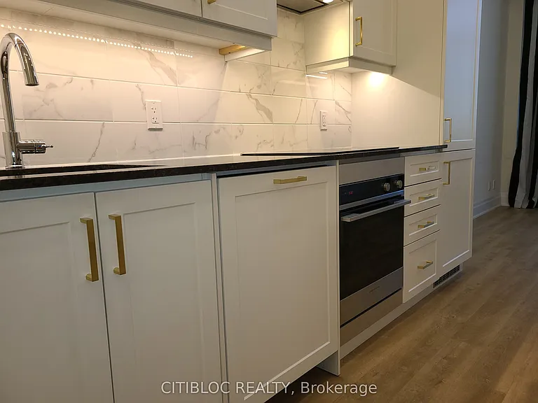9085 Jane St #Penthouse 3 — Photo 7