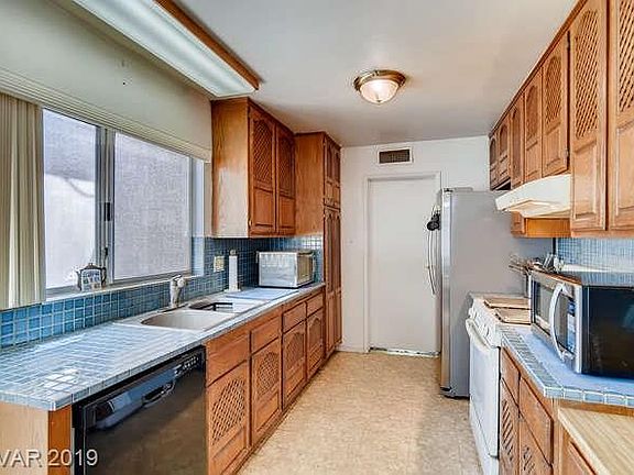 5th image of 6989 Montcliff Ave