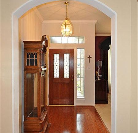 The entry has a 10' ceiling, and wood flooring that extends through to the family room.