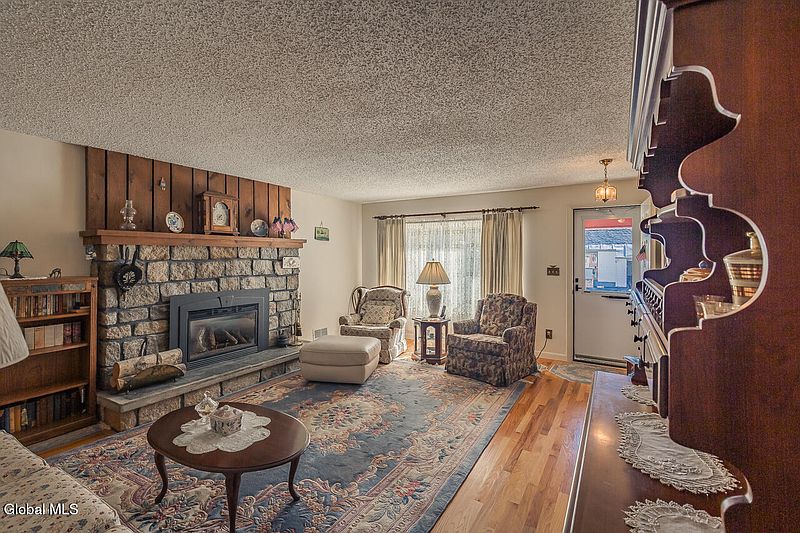 4th image of 32 W 12th Avenue