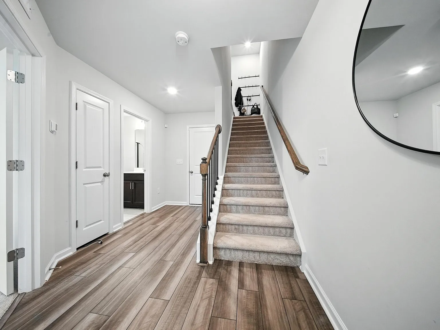 3 bed, 3.5 bath, 1733 sqft, $2,200 — Photo 2