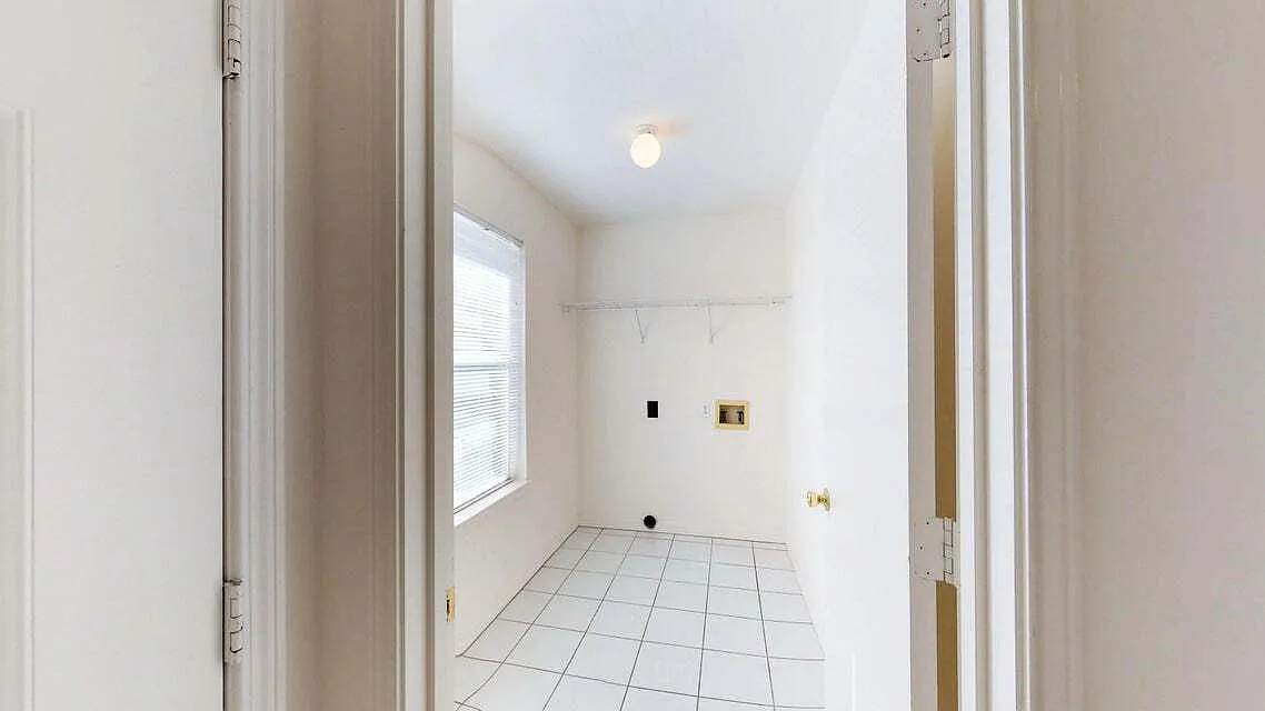 2 bed, 2.0 bath, 960 sqft, $1,300 — Photo 2
