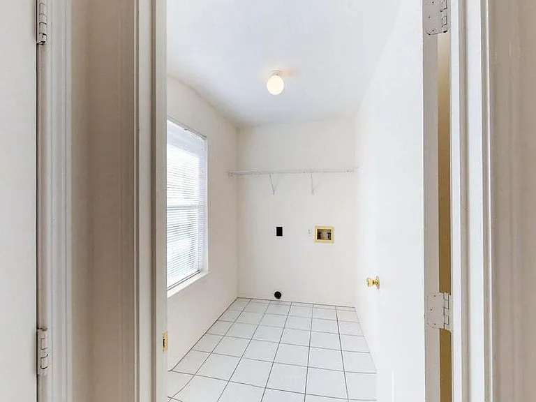895 Silverwood Dr #3 — Photo 2