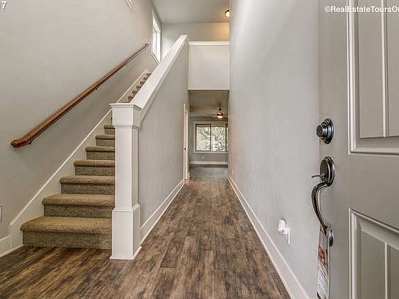 3rd image of 871 SE Bacarra St