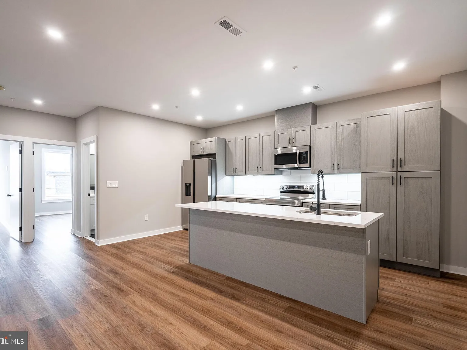 2 bed, 900 sqft, $3,200 — Photo 2