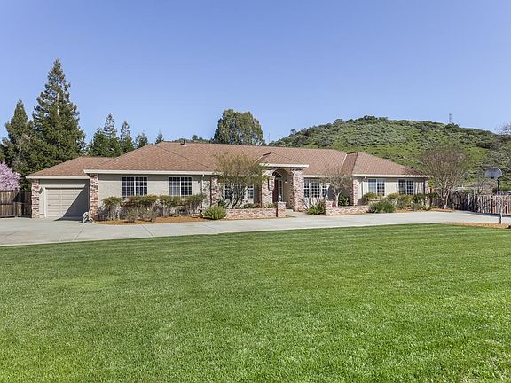 2nd image of 1205 Castle Lake Cir