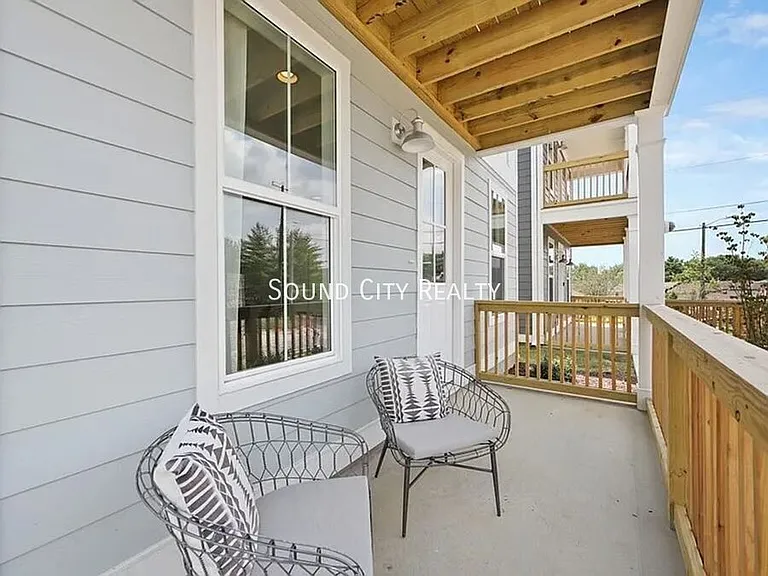 806 Briar Cir — Photo 4