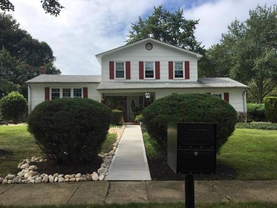 1st image of 77 Colleen Cir