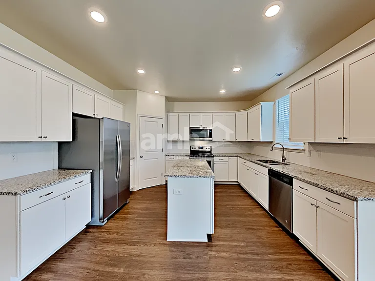 819 Grover Ct — Photo 4