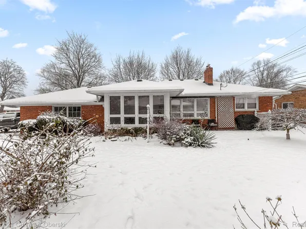 25703 Loch Lomond Dr, Dearborn Heights, MI 48125