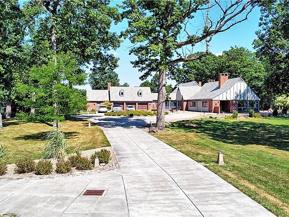 3rd image of 135 Fox Hill Dr