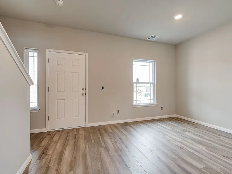 1609 Maroon Dr — Photo 6