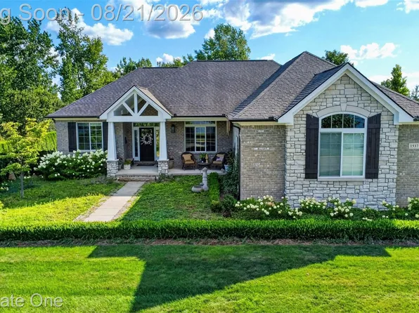 1537 Glass Lake Cir, Oxford, MI 48371