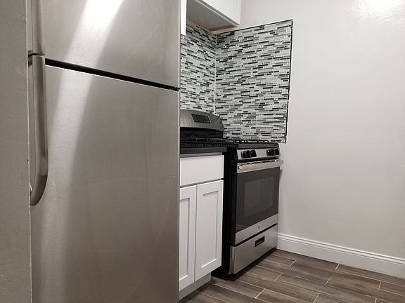 3rd image of 922 Bronx Park S APT 4A