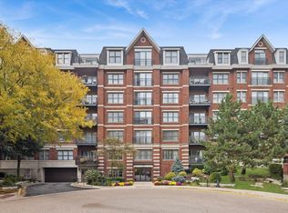 255 E Liberty Dr APT 203, Wheaton, IL 60187