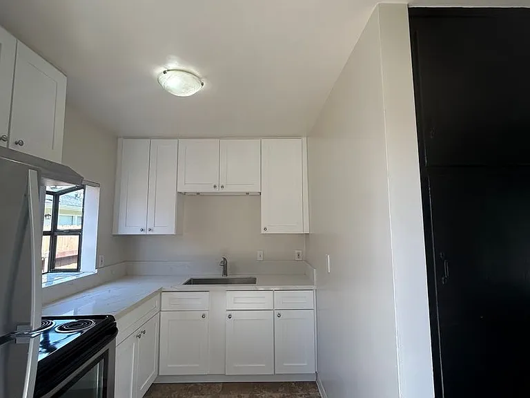 4682-4688 Bayard St — Photo 11