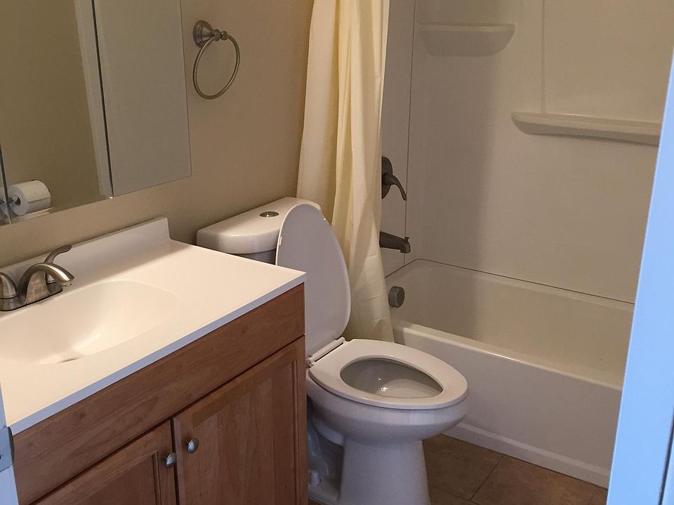 1st image of 105 C St SE #B