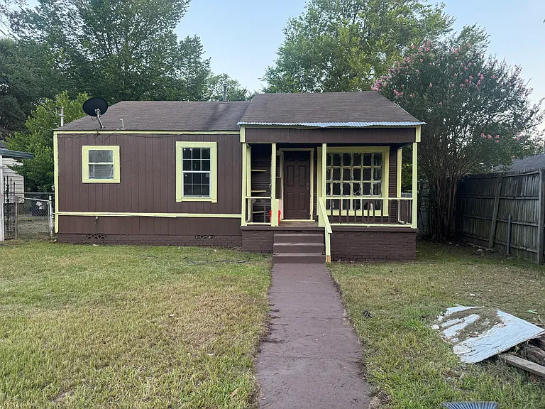 W Highland Ave — Photo 1
