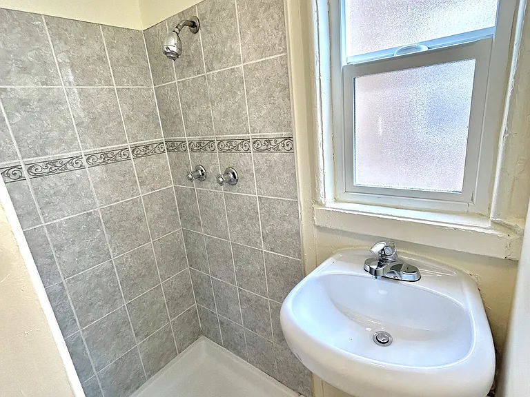 6410 N Paramount Blvd — Photo 10