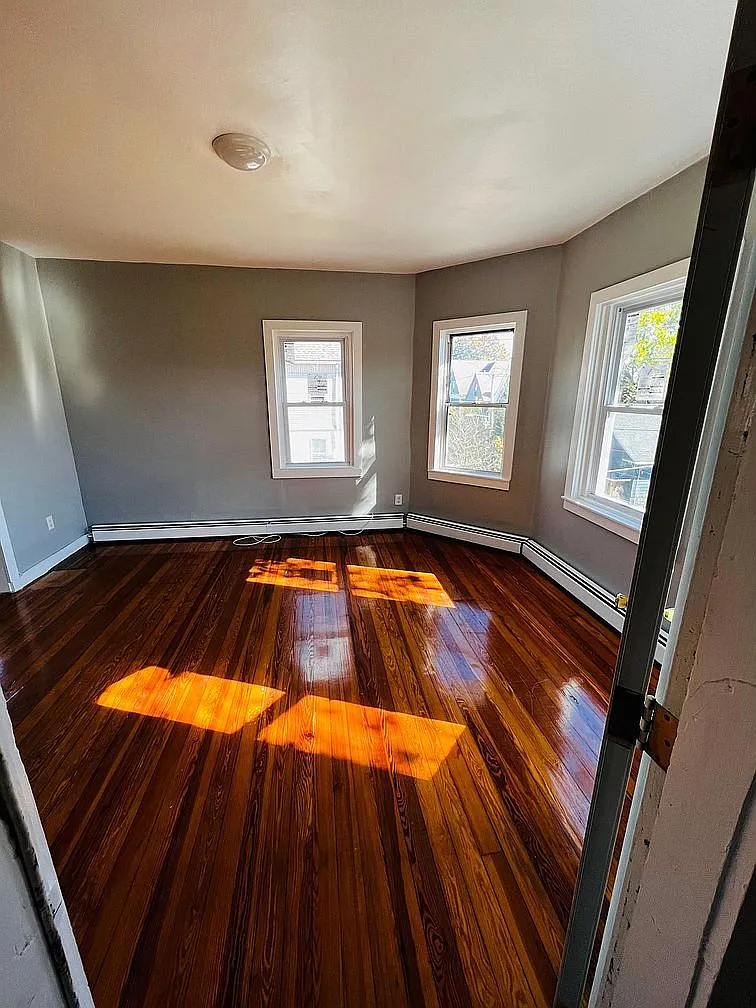 3 bed, 1300 sqft, $1,950 — Photo 1