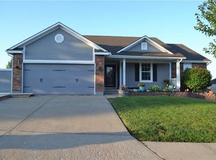 1107 Baytree Dr, Grain Valley, MO 64029