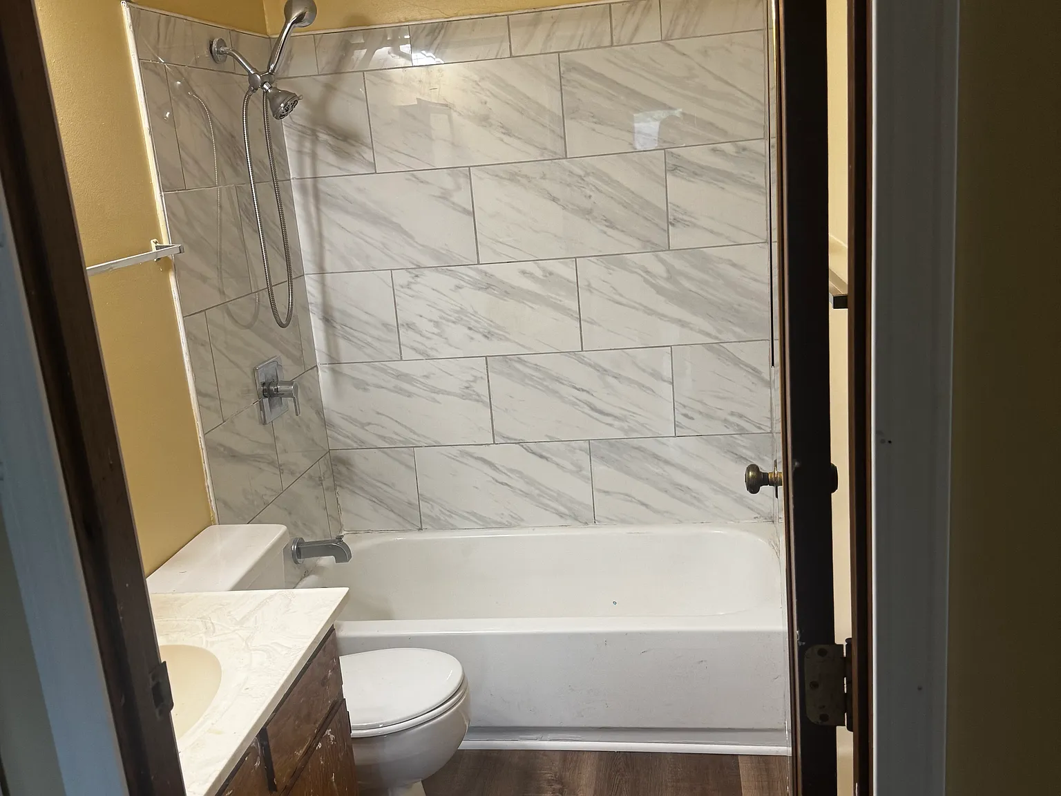 2 bed, 1.5 bath, 902 sqft, $1,200 — Photo 1