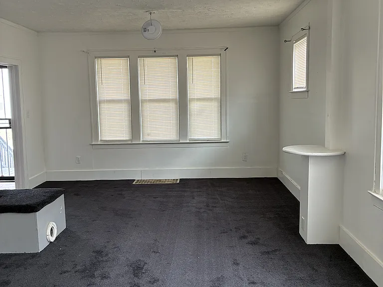 5573 Montclair St — Photo 8