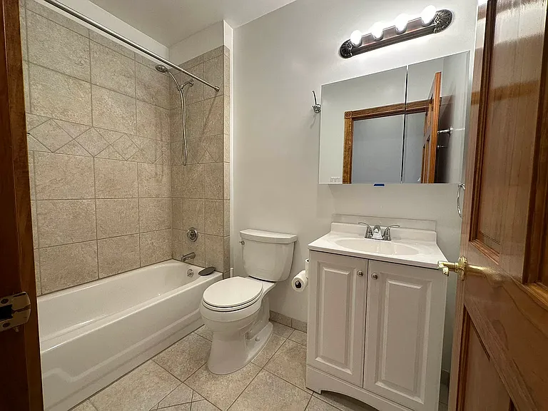 107 E 4th St #1 — Photo 6