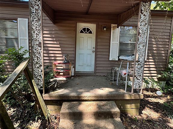 4th image of 203 Roosevelt Rd