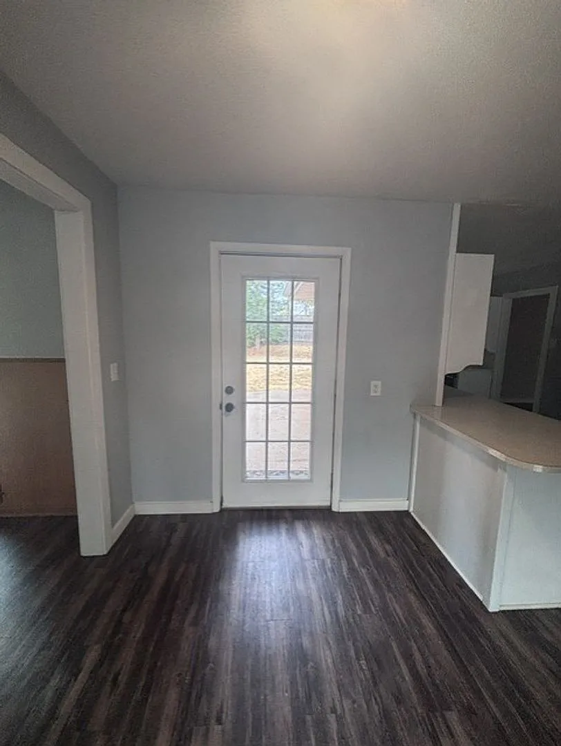 Must see 3 bed, 2 bath home near the University of Oklahoma campus. — Photo 3