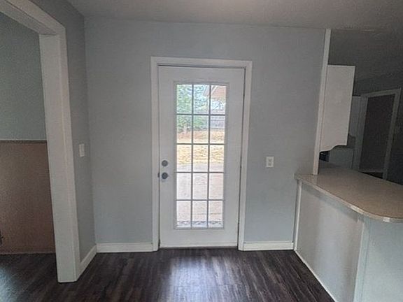 3rd image of 906 Carey Dr