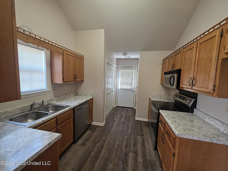 295 Garden Walk S — Photo 2