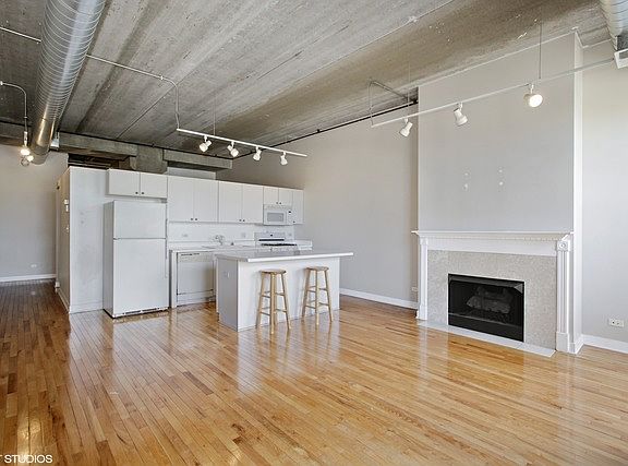 4th image of 1635 W Belmont Ave APT 408