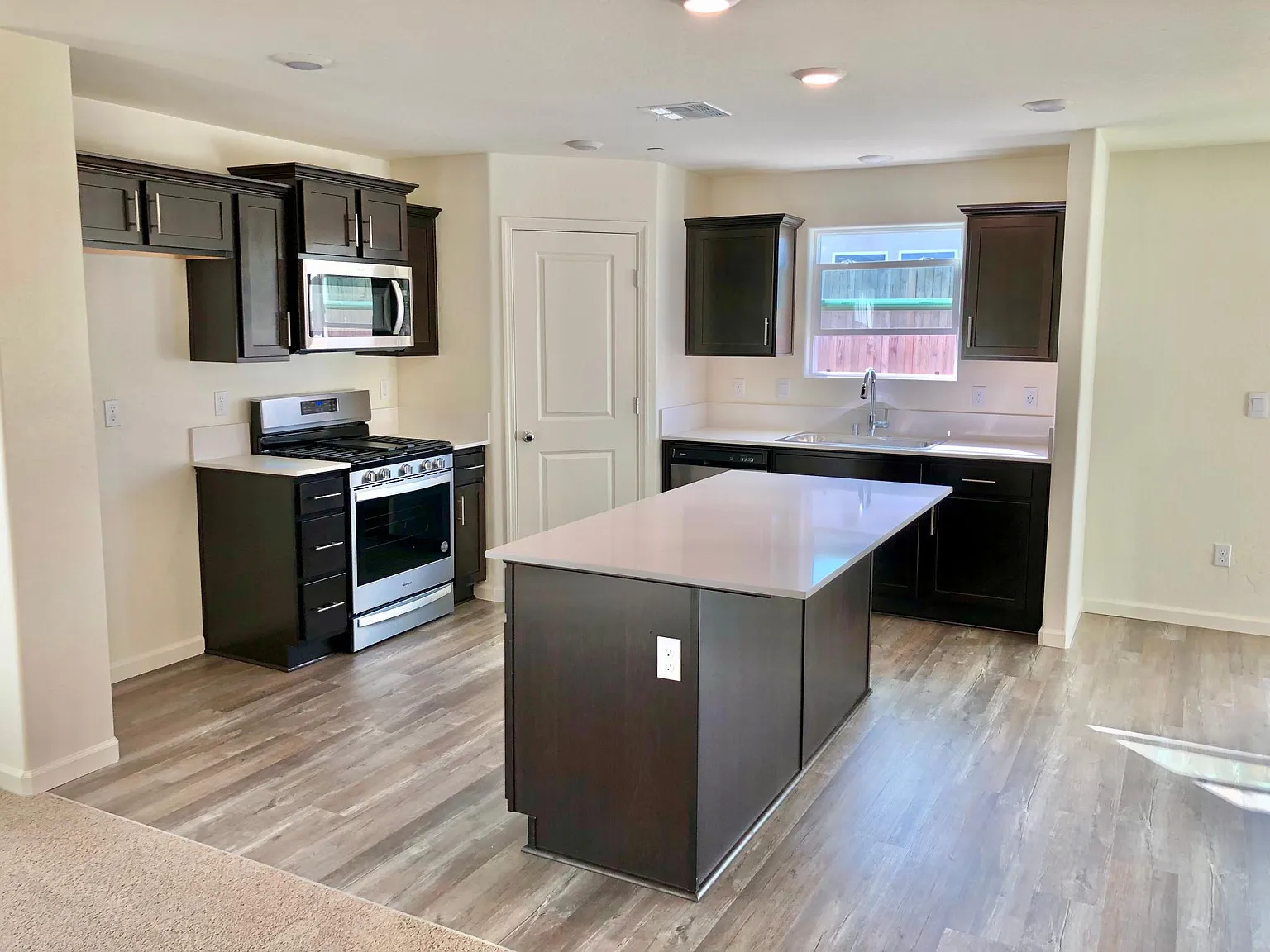 2401 Beth Page Ave — Photo 2