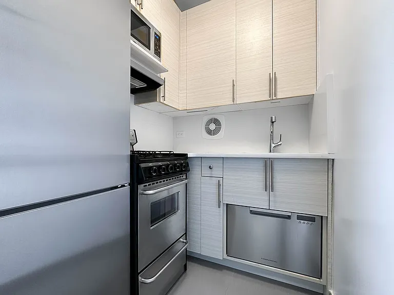 4 Park Ave #20L — Photo 3