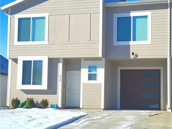 212 N McGee St, Tonganoxie, KS 66086