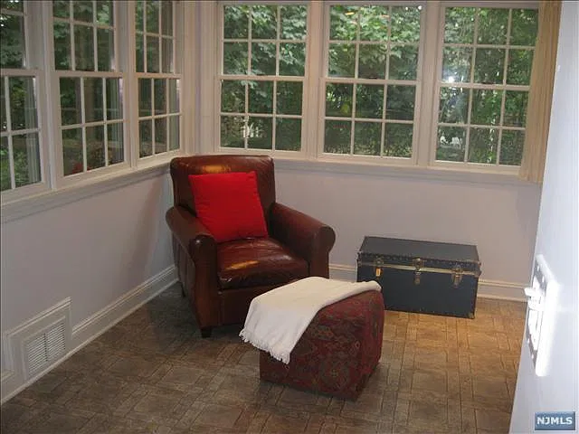 3 bed, 1.5 bath, 1330 sqft, $2,800 — Photo 2