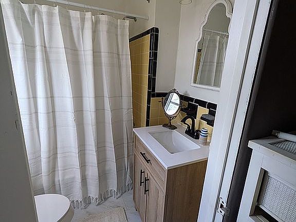 5th image of 1990 Maple Rd