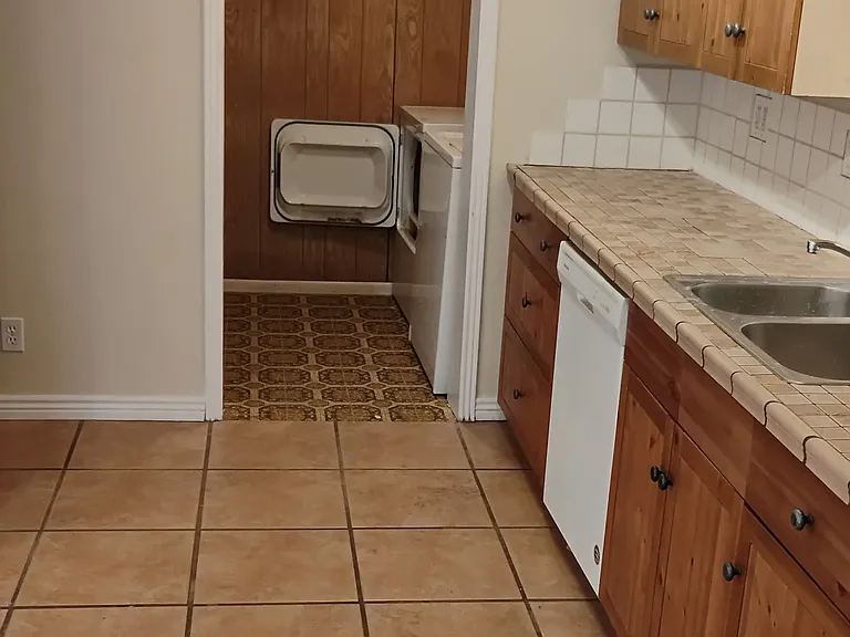 1126 W Heather Dr — Photo 2
