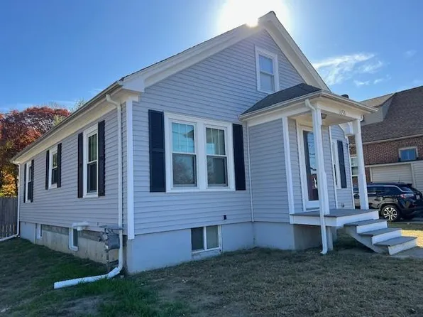 1856 Mendon Rd, Woonsocket, RI 02895