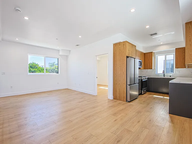 2851 S Victoria Ave — Photo 11