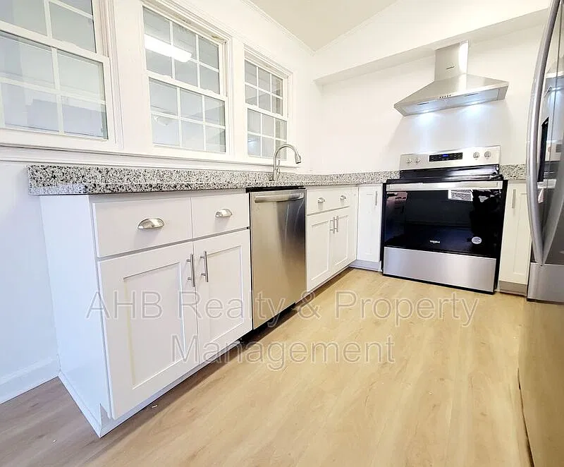 3 bed, 1.5 bath, $1,495 — Photo 2