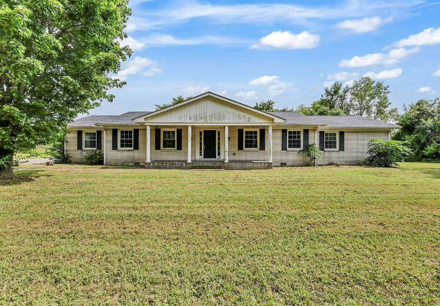 4 bed, 1.5 bath, 2630 sqft, $2,000 — Photo 2