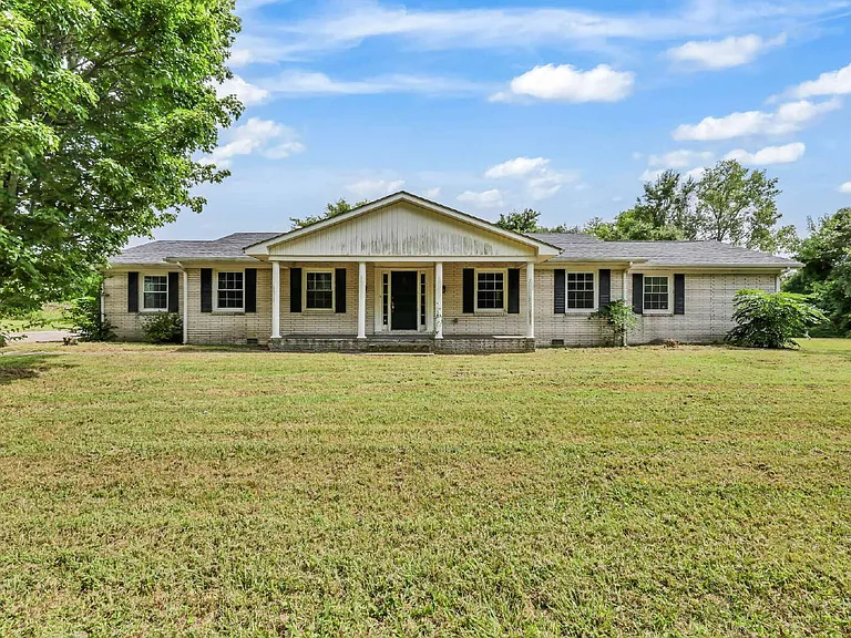 359 Meadow Ln — Photo 2