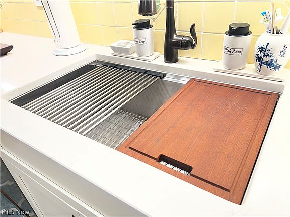 5th image of 13800 Fairhill Rd APT 105