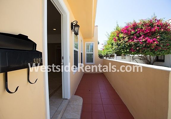 3rd image of 809 N Gardner St