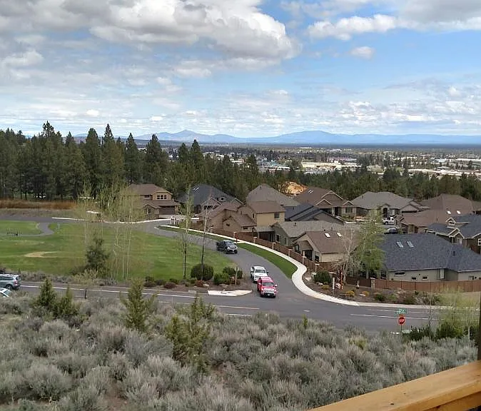 2556 NW Awbrey Point Cir — Photo 2