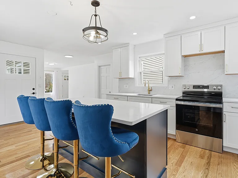 724 Linwood St — Photo 1